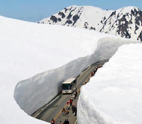 20 metrų aukščio sniego siena Japonijoje