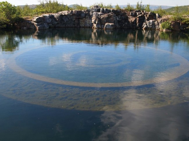 Kam skirti po vandeniu tūnantys gigantiški betoniniai nacių žiedai?