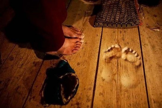 Budistų vienuolis per 20 metų grindyse išstovėjo 3 cm gylio duobes (Video)